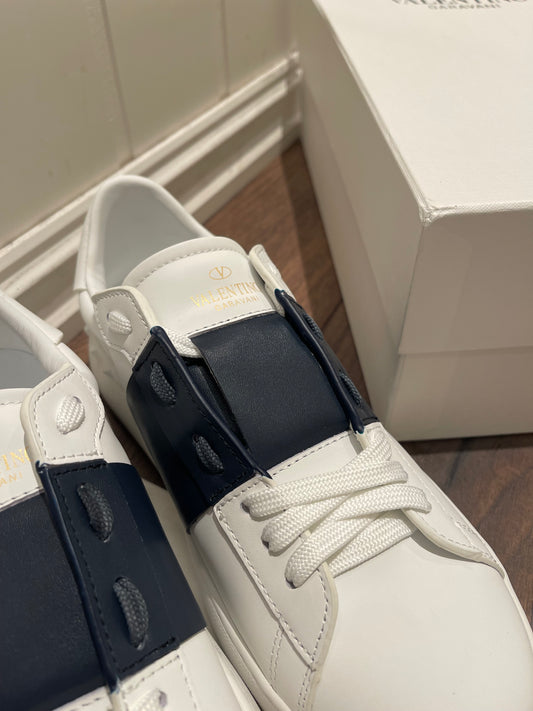 Shoes with stripe