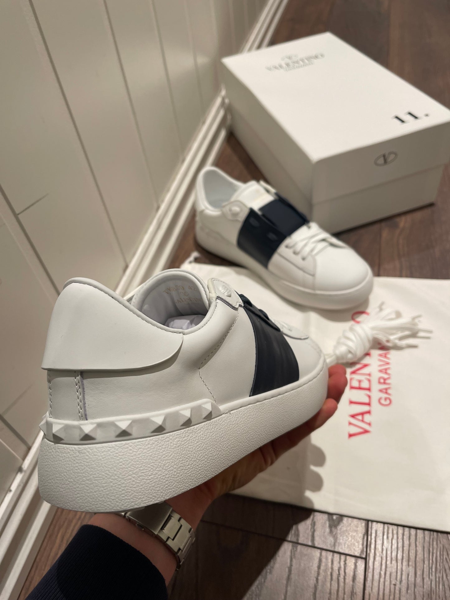 Shoes with stripe